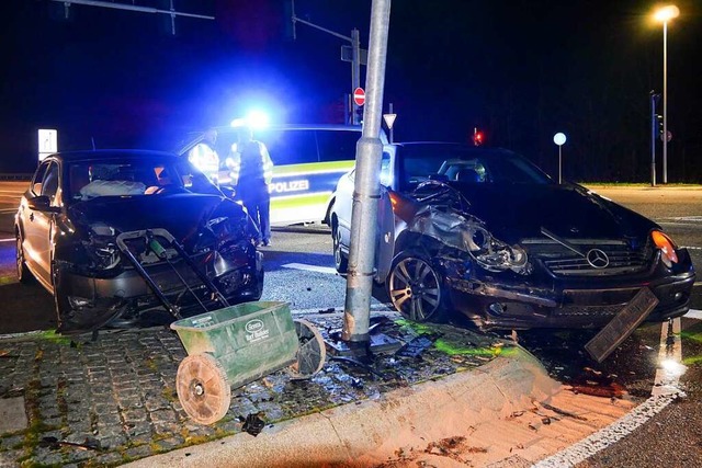 Die beiden Autos stieen frontal zusammen.  | Foto: Maren Spth / Einsatzreport24
