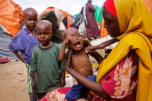 Maryan Madey (r), die aus der von Drr...rtriebene am Stadtrand von Mogadischu.  | Foto: Farah Abdi Warsameh (dpa)