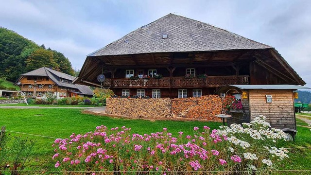 Blickfang in  Hofs  Ortsmitte: ein 400...esen im typischen Hochschwarzwald-Stil  | Foto: Gerald Nill