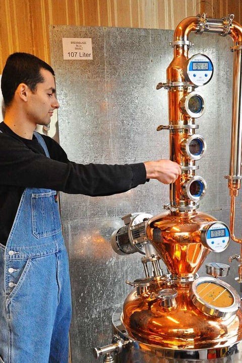 Tim Bhler fhlt sich beim Schnapsbrennen wohl.  | Foto: Joachim Mller-Bremberger