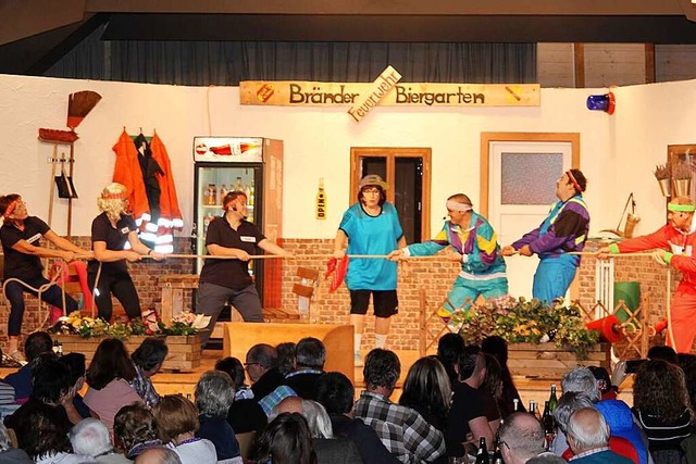 Die Oberbrnder Laienspielgruppe spiel...er Grillclub mit dem roten Auto&#8220;  | Foto: Gert Brichta