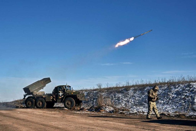 Ein ukrainischer Armee Grad Mehrfachra...nun offiziell fr eingenommen erklrt.  | Foto: Libkos (dpa)