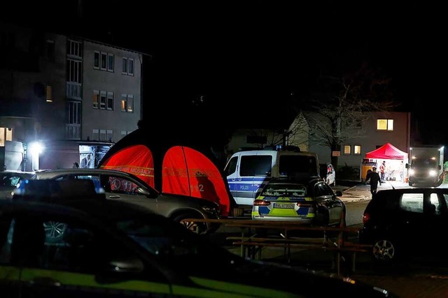 Beamte der Spurensicherung arbeiten am...ei durch die Polizei abgegeben worden,  | Foto: Heiko Becker (dpa)