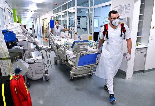 Gestern begann die Uniklinik mit der E...vstation 1 der Neurochirurgie verlegt.  | Foto: Thomas Kunz