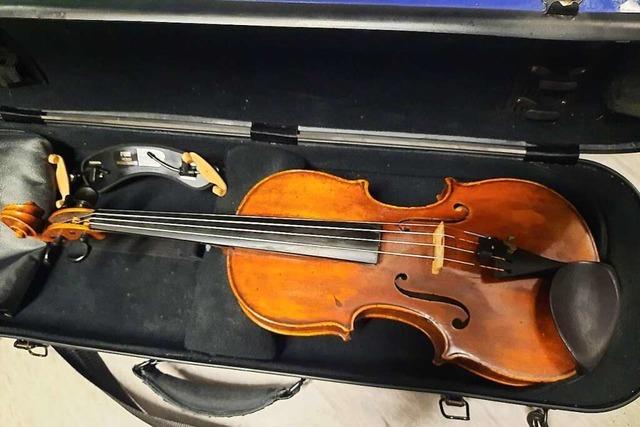 Wie eine verlorene Geige in Mllheim zur Besitzerin zurckfindet