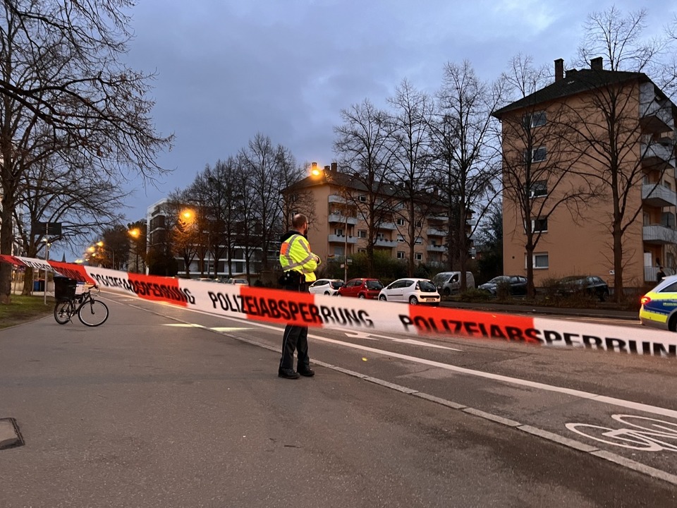 Polizeiabsperrung in Freiburg: Tausend...amstagmorgen ihre Wohnungen verlassen.  | Foto: Annika Vogelbacher