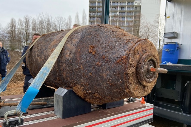 Die entschrfte Bombe wartet auf den Abtransport.  | Foto: Christoph Giese