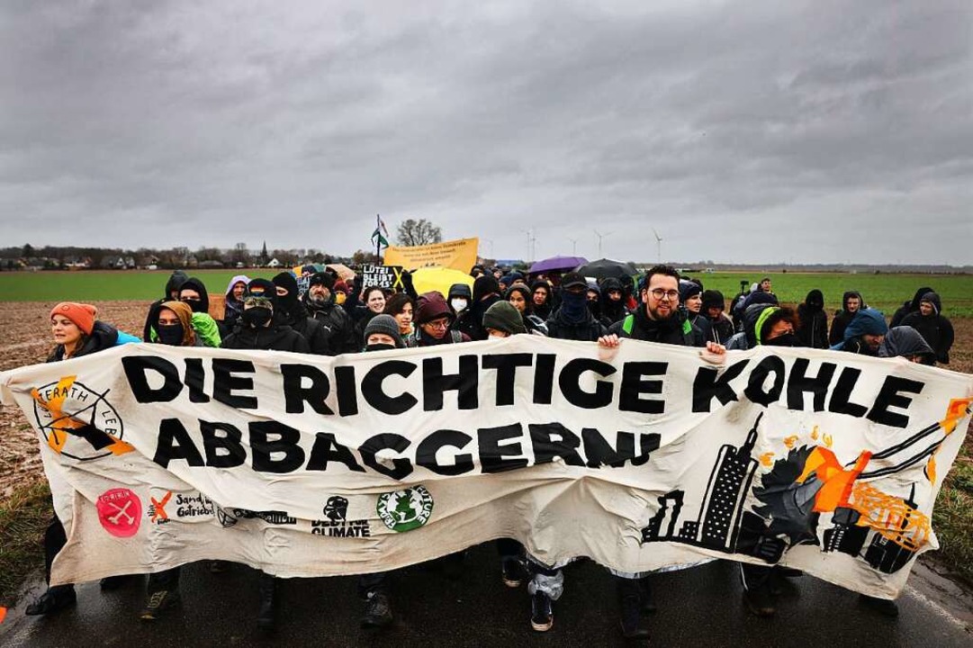 Die Demonstration von Klimaaktivisten ...n! Für Klimagerechtigkeit&quot; statt.  | Foto: Oliver Berg (dpa)