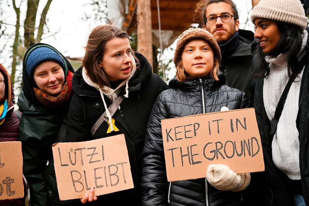Die Klimaaktivisten Luisa Neubauer, Gr...ten besetzten Braunkohleort Lützerath.  | Foto: Federico Gambarini (dpa)
