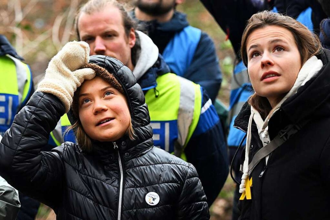 Luisa Neubauer  und Greta Thunberg ste...ten besetzten Braunkohleort Lützerath.  | Foto: Federico Gambarini (dpa)