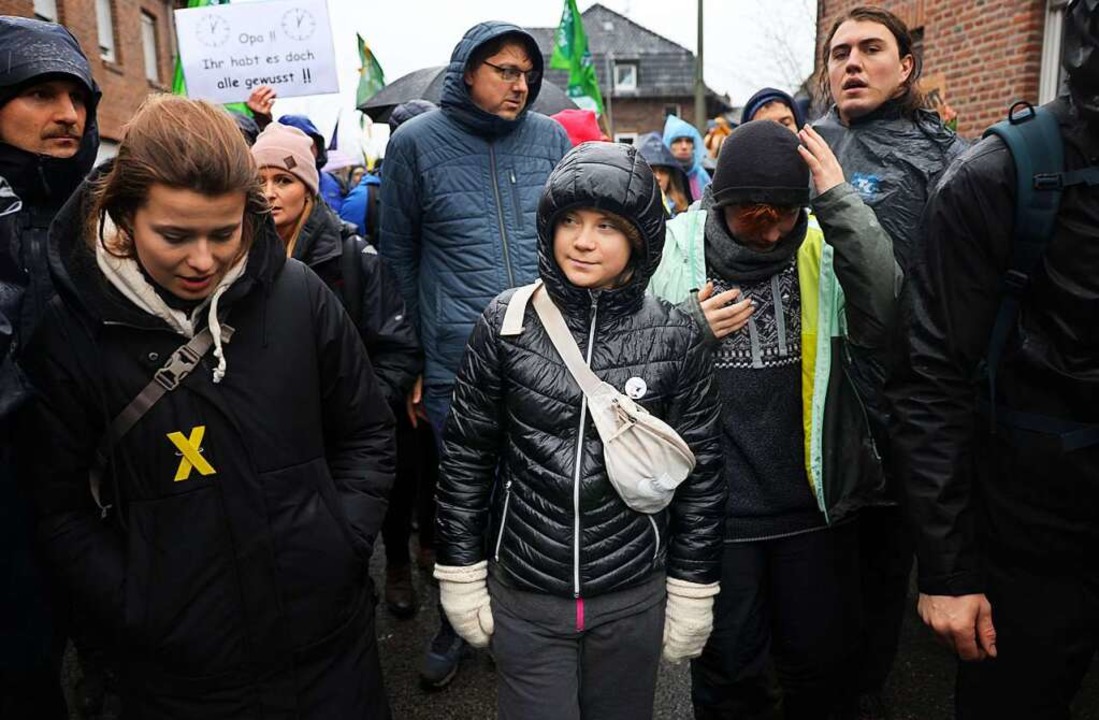 Luisa Neubauer und Greta Thunberg  neh...rn! Für Klimagerechtigkeit&quot; teil.  | Foto: Oliver Berg (dpa)