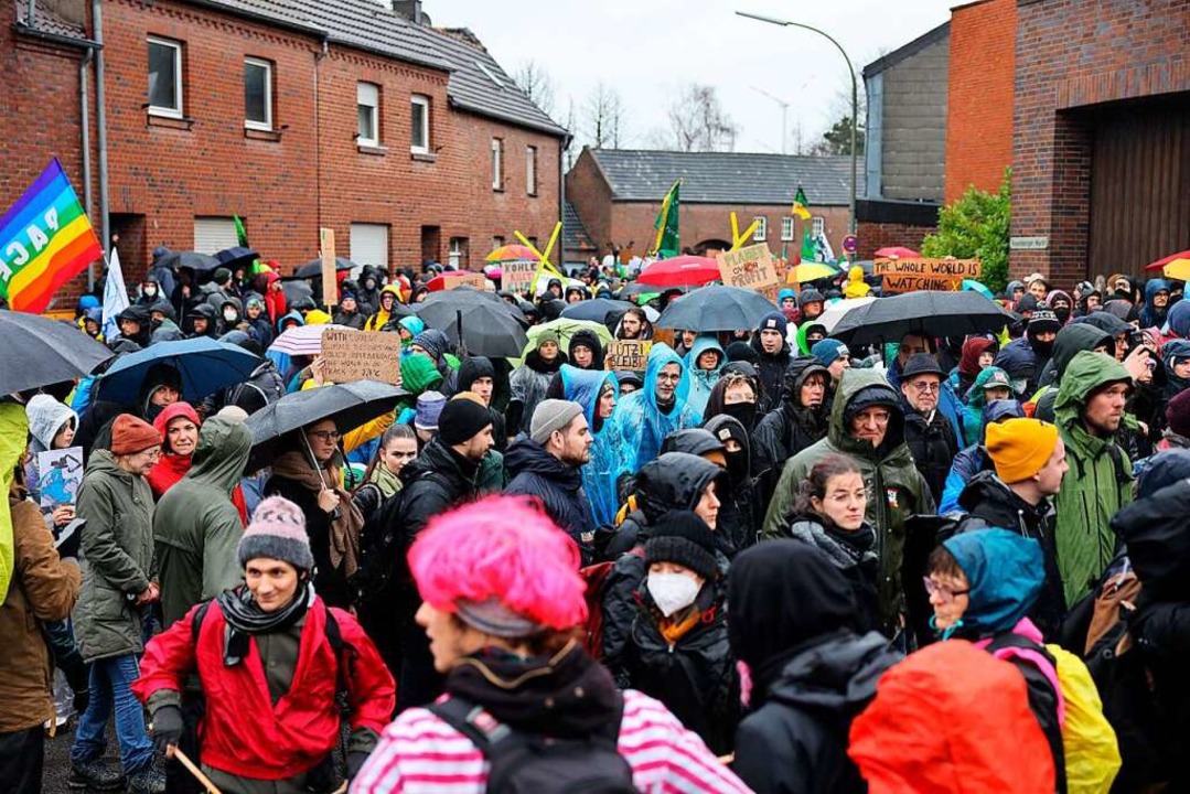Auch der Dauerregen hlt die Menschen ...ieren ab &#8211; wie hier in Erkelenz.  | Foto: Oliver Berg (dpa)