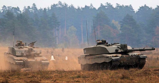 Kampfpanzer der britischen Armee des T...einer NATO-Militrbung 2015 in Polen.  | Foto: Tomasz Waszczuk (dpa)