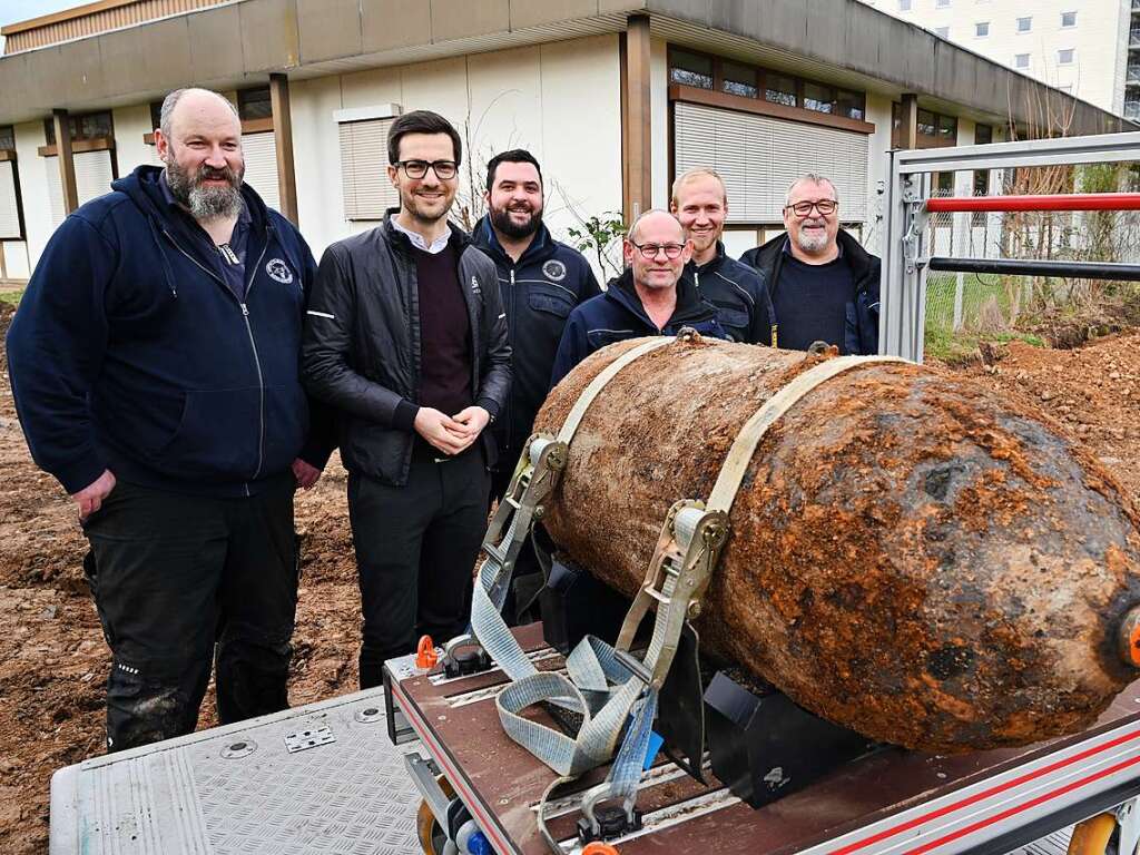 Gruppenbild mit Bombe: Freiburgs Oberbrgermeister Martin Horn mit dem Entschrferteam.