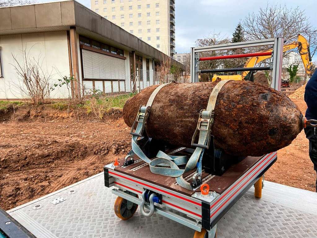 Da ist sie: Die 500-kg-Bombe nach der Entschrfung.