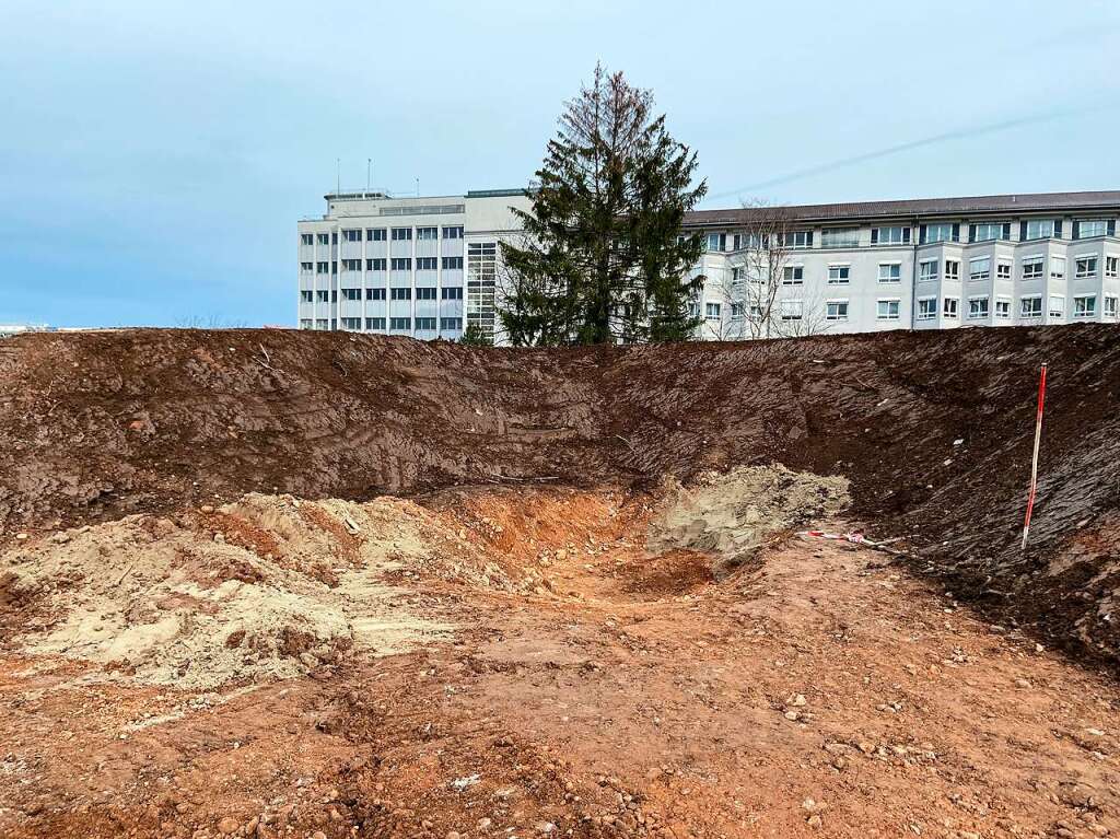 Rund um den Fundort der Bombe war ein Erdwall aufgeschttet worden.