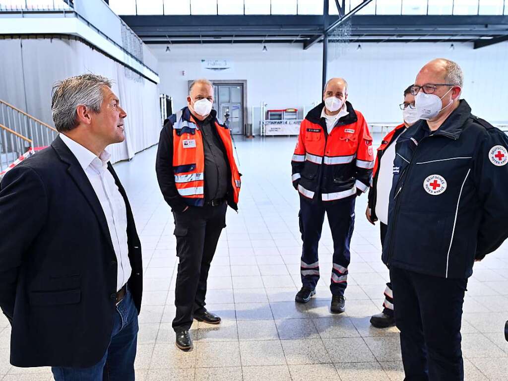 Brgermeister Stefan Breiter besucht Einsatzkrfte, die in der Messehalle Anwohnerinnen und Anwohner untersttzen.