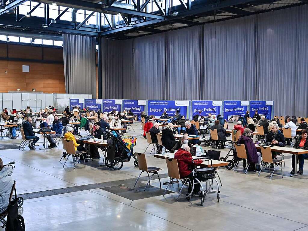 Anwohnerinnen und Anwohner, die ihre Wohnungen verlassen haben, verbringen den Morgen in der Messehalle.