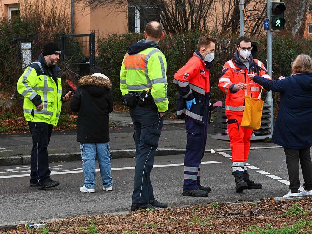 Anwohner verlassen den abgesperrten Bereich.