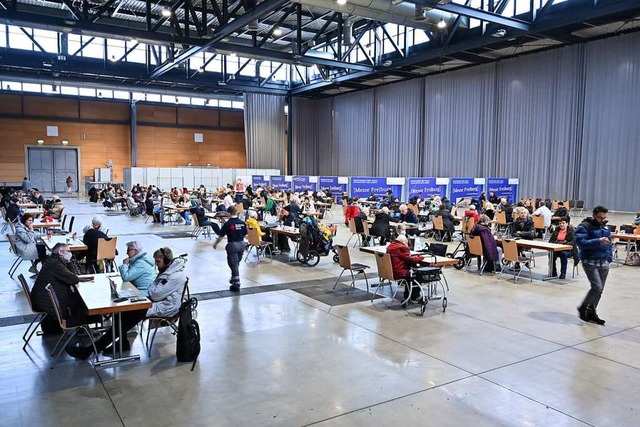 Etwa 130 Menschen haben sich whrend d...fung  in der Messehalle 4 aufgehalten.  | Foto: Thomas Kunz