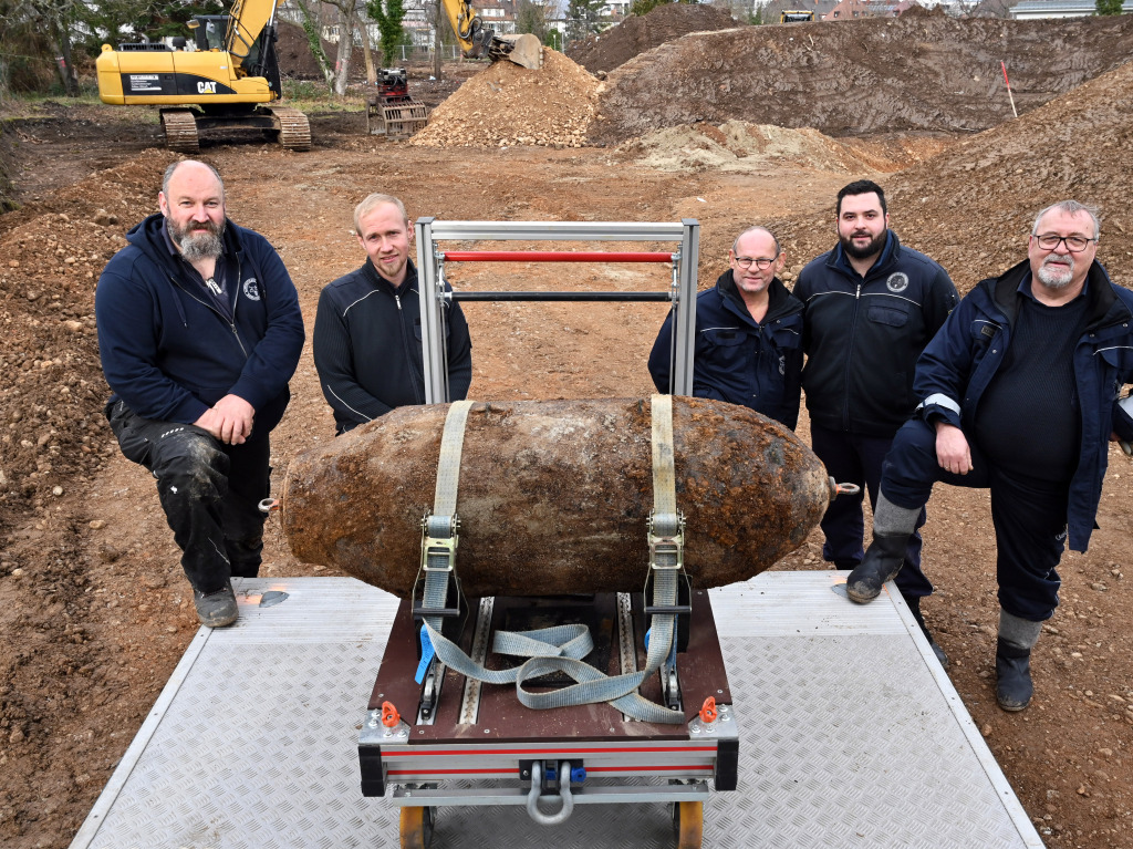 Das Bombenentschrferteam der Kampfmittelbeseitigung Baden-Wrttemberg mit Chef-Feuerwerker Daniel Kuhn (li.) mit der entschrften Bombe neben dem Fundort in der Lehener Strae.