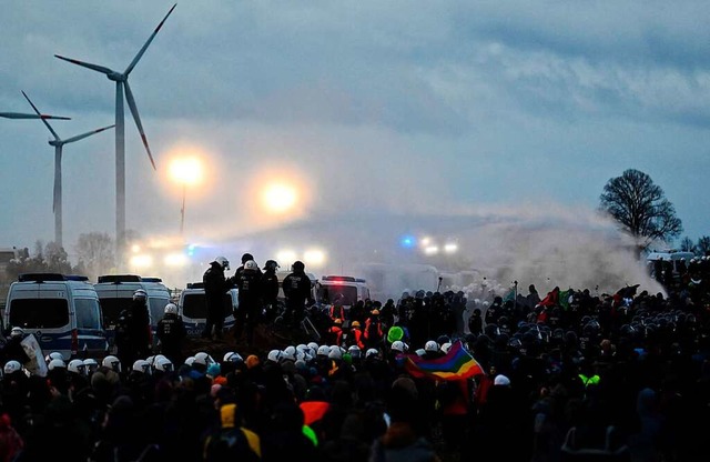 Zusammenste zwischen Polizei und Demonstranten bei Ltzerath  | Foto: INA FASSBENDER (AFP)