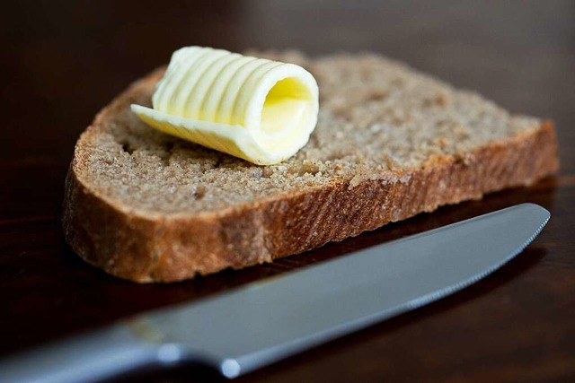 Der eine schwrt auf Butter, die ander...ch ausschlielich Margarine aufs Brot.  | Foto: Franziska Gabbert (dpa)