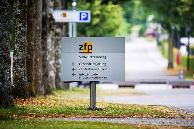 Ein Hinweisschild zum Zentrum fr Psyc...ister M. Lucha (Grne) in der Pflicht.  | Foto: Thomas Warnack (dpa)