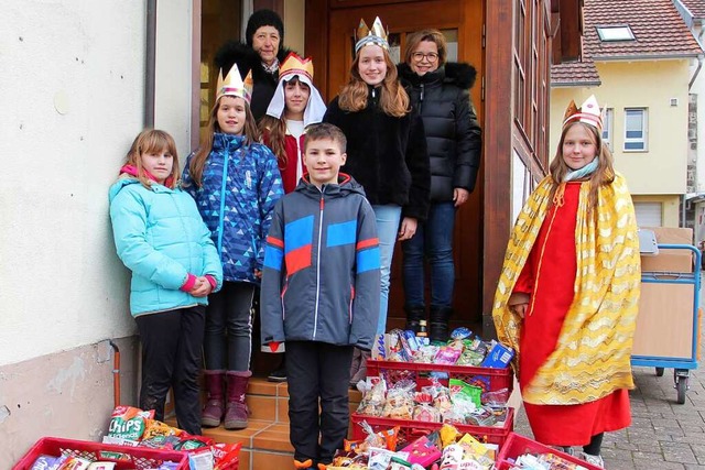 Kistenweise Sigkeiten spendeten die ... Flori Rutsch vom Endinger Tafelladen.  | Foto: Ruth Seitz