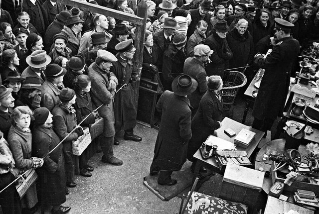 Dieses Foto zeigt den enormen Andrang ...ortierter jdischer Brger in Lrrach.  | Foto: Stadtarchiv Lrrach 2.43.7