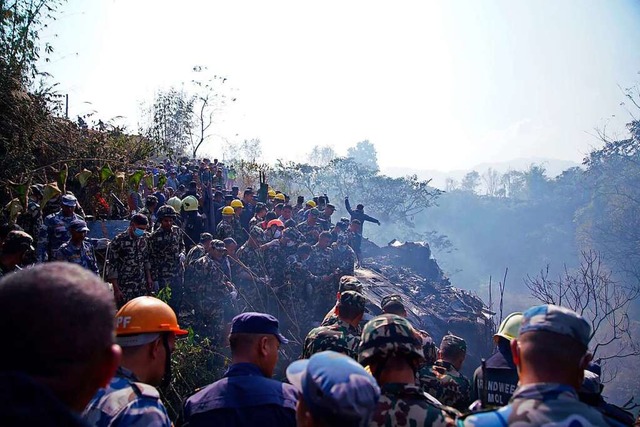 Pokhara, Nepal, 15.Januar 2023: Rettungskrfte versammeln sich am Unfallort.  | Foto: YUNISH GURUNG (AFP)