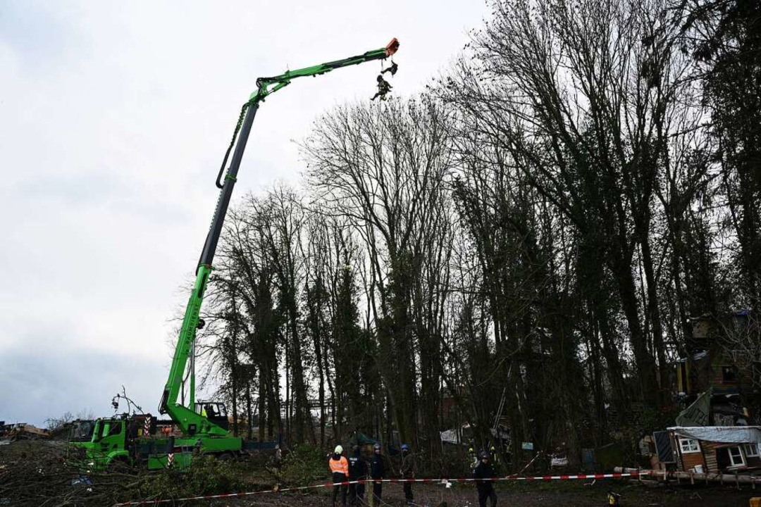 Polizisten in Kletterausrstung lassen...oparm in die Bume in Ltzerath heben.  | Foto: Federico Gambarini (dpa)