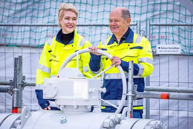 Bundeskanzler Olaf Scholz und Manuela ...eben damit symbolisch die Anlage frei.  | Foto: Jens Bttner (dpa)