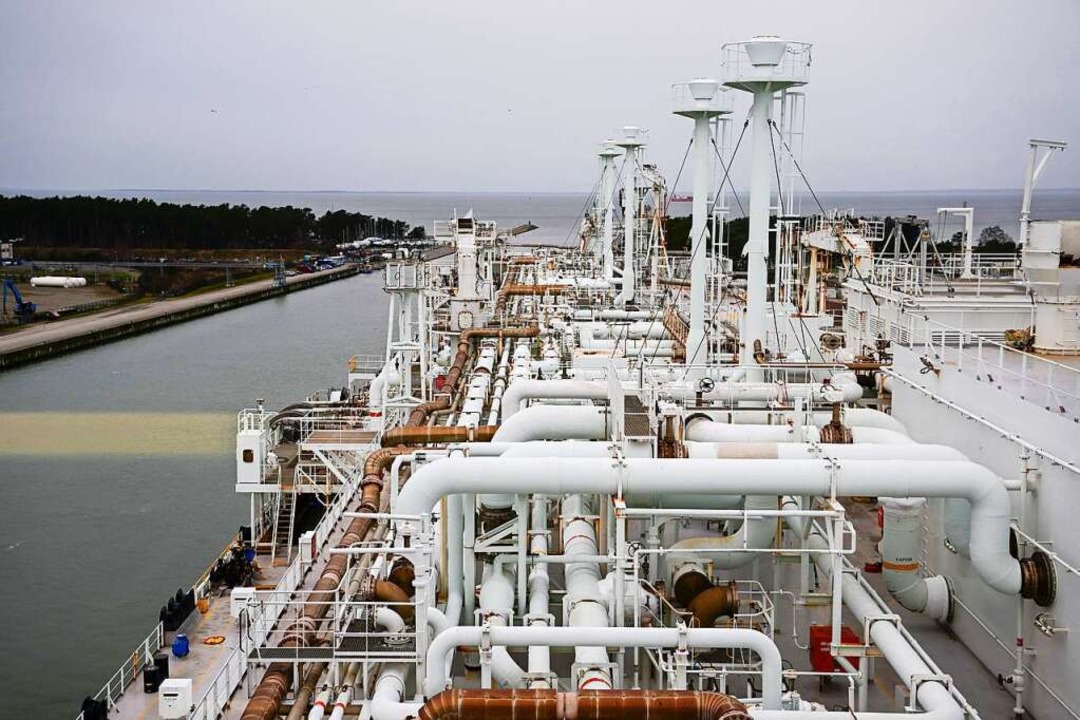 Blick auf das Hauptdeck des Verarbeitu...minals fr verflssigtes Erdgas (LNG).  | Foto: John Macdougall (dpa)