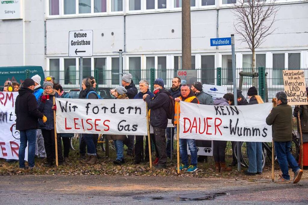 Anwohner vom LNG-Terminal Neptune au...wie gegen LNG-Terminal in Deutschland.  | Foto: Stefan Sauer (dpa)