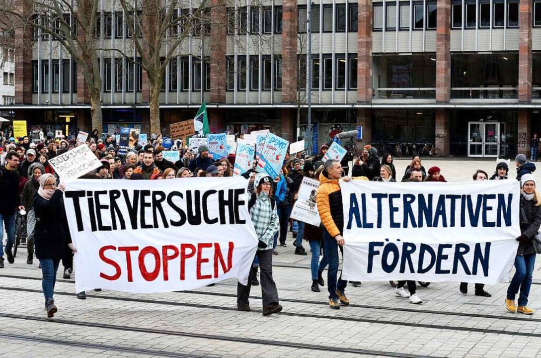 Freiburg 2020: Kundgebung am Platz der...anten der Tierschutzorganisation Peta.  | Foto: Thomas Kunz