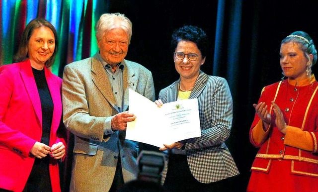 Helmut Patzelt wurde von Justizministe...harina Nadine Schnberger applaudiert.  | Foto: Heidi Fel