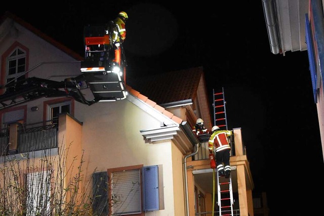 Einsatzkrfte brachten das Feuer mit Pulver unter Kontrolle.  | Foto: Andrea Steinhart