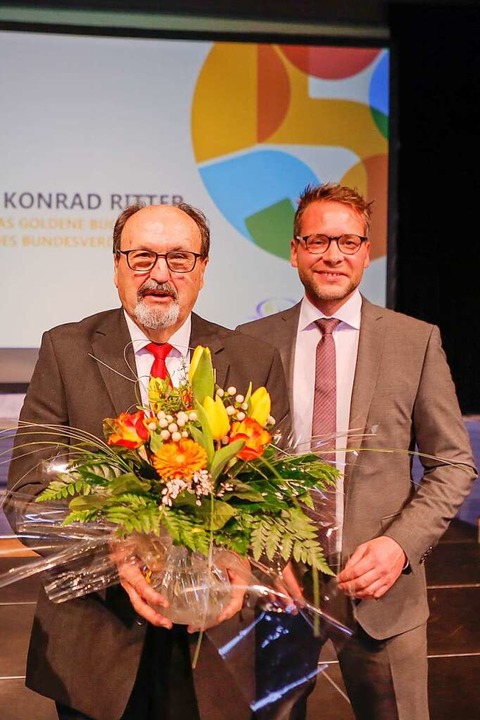 Konrad Ritter (links) mit Bürgermeister Tobias Uhrich  | Foto: Adrian Hofmann