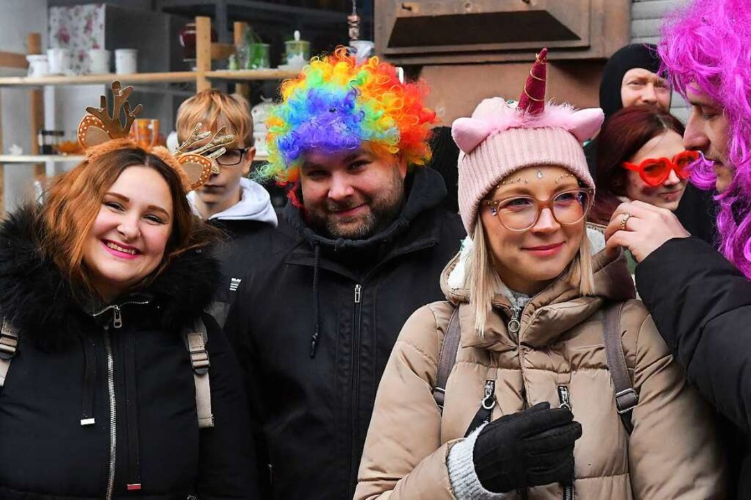 Besucherinnen und Besucher freuten sich ber die Rckkehr des Umzugs. .  | Foto: Wolfgang Knstle