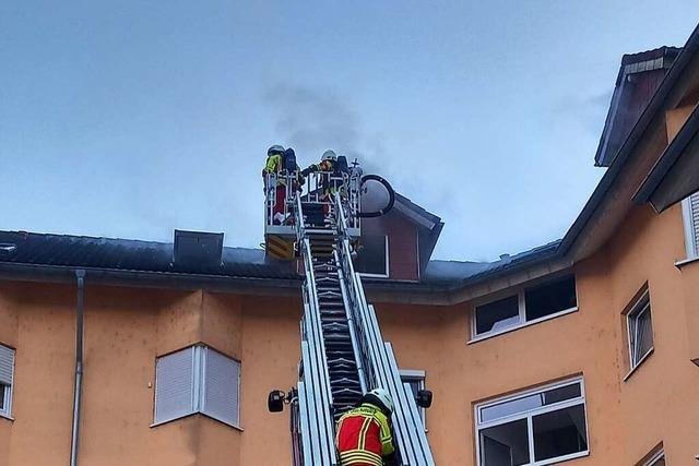 Feuerwehr löscht Brand in mehrstöckigem Gebäude in Bad Säckingen