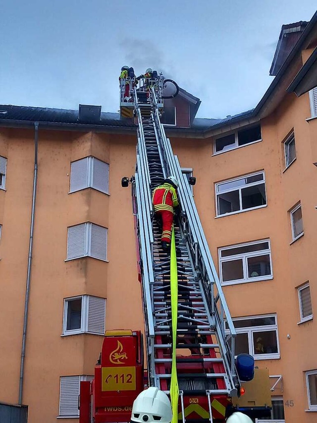 Die Bad Sckinger Feuerwehr hat einen ...e gelscht und die Bewohner gerettet.  | Foto: Axel Kremp
