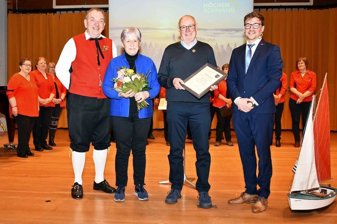 Szene einer Ehrung, die in Hchenschwa... Brgermeister Stiegeler (von links).   | Foto: Stefan Pichler