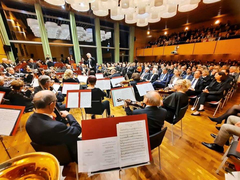 Dirigent Franck Nilly sorgte mit der O...en ansprechenden musikalischen Rahmen.  | Foto: Hannes Lauber