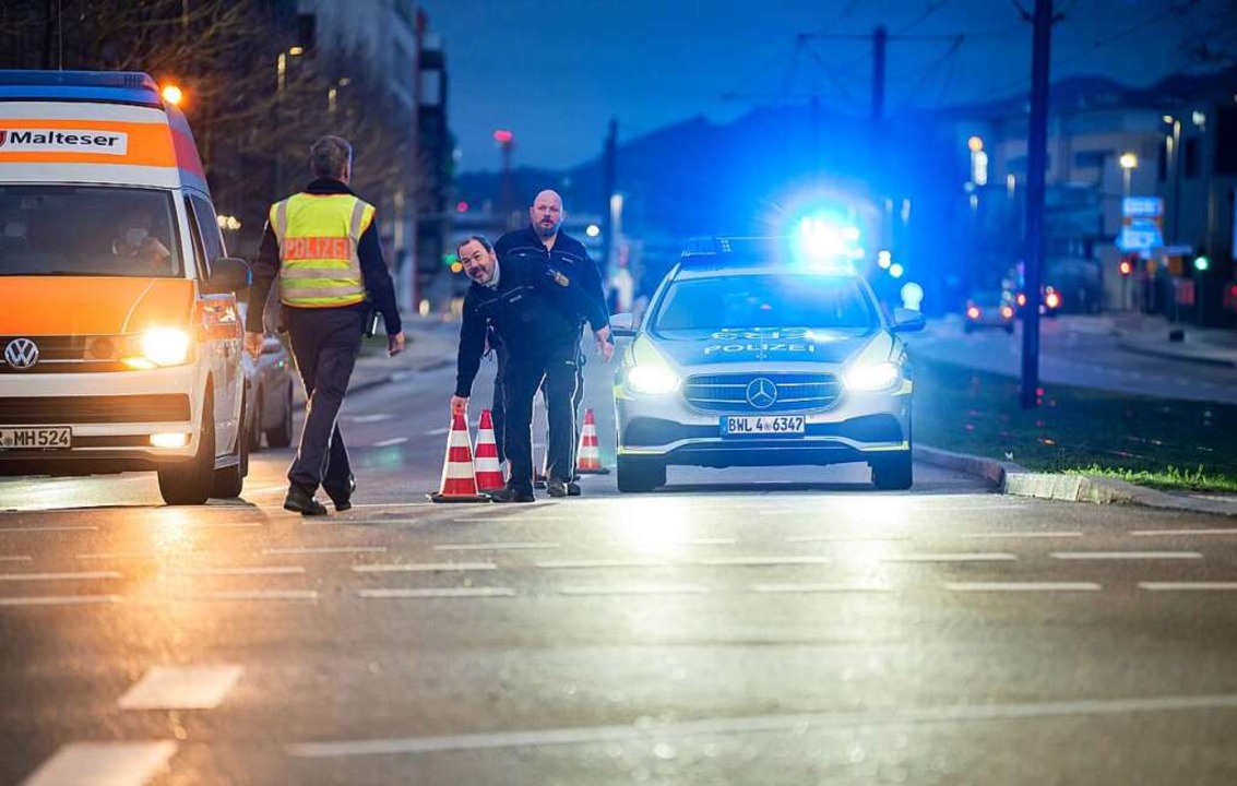 Die Polizei riegelte den Fundort frhmorgens groflchig ab.  | Foto: Silas Stein (dpa)