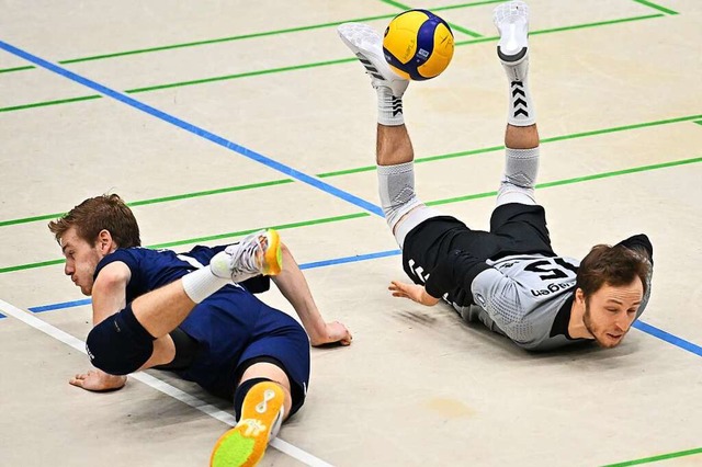 Luc Hartmann (links) und Jonathan Sch...ss der Ball ins Freiburger Feld fllt.  | Foto: Achim Keller