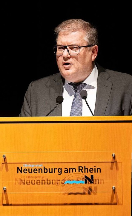 In seiner Rede ber das knftige Gesch...uenburg schwrte er auf Einigkeit ein.  | Foto: Volker Mnch