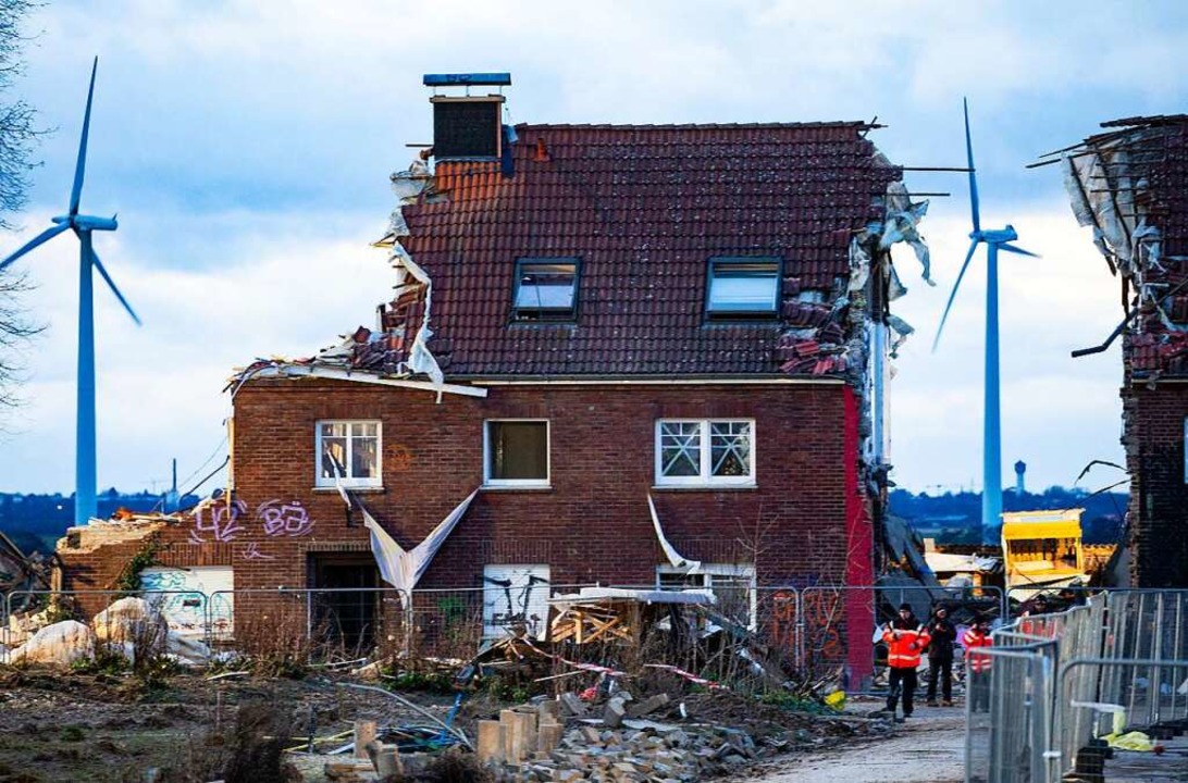 Die geräumten Gebäude in Lützerath werden abgerissen.  | Foto: Thomas Banneyer (dpa)