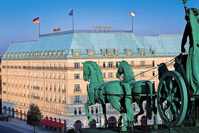 Blick von der Quadriga auf dem Branden...otel Adlon, Ihr Reisedomizil in Berlin  | Foto: ADLON Kempinski Berlin