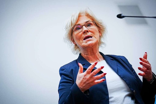 Bundesverteidigungsministerin Christin...t steht offenbar vor ihrem Rcktritt.   | Foto: Kay Nietfeld (dpa)